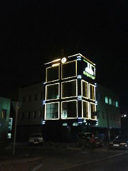 ﻿Пивовар ресторан на ул. Борзова, подсветка здания открытым неоном